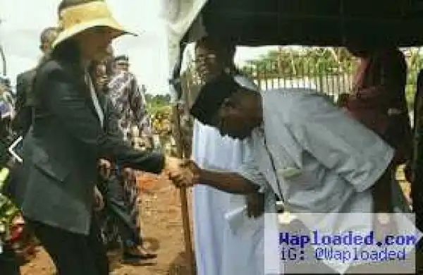 Nigerians!! This Man Was Blasted For Bowing For Oshiomhole